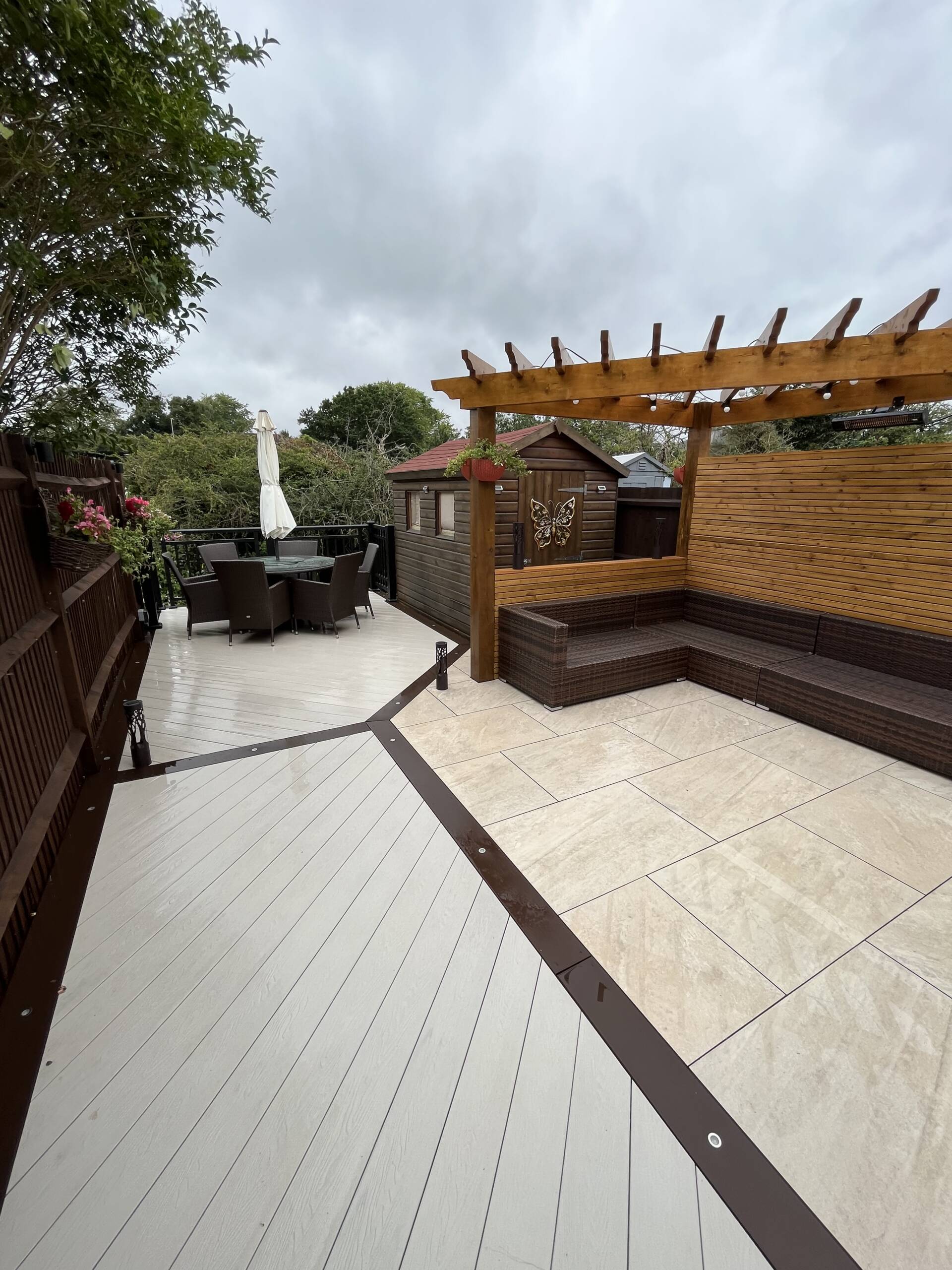 Elegant backgarden with white and cream decking